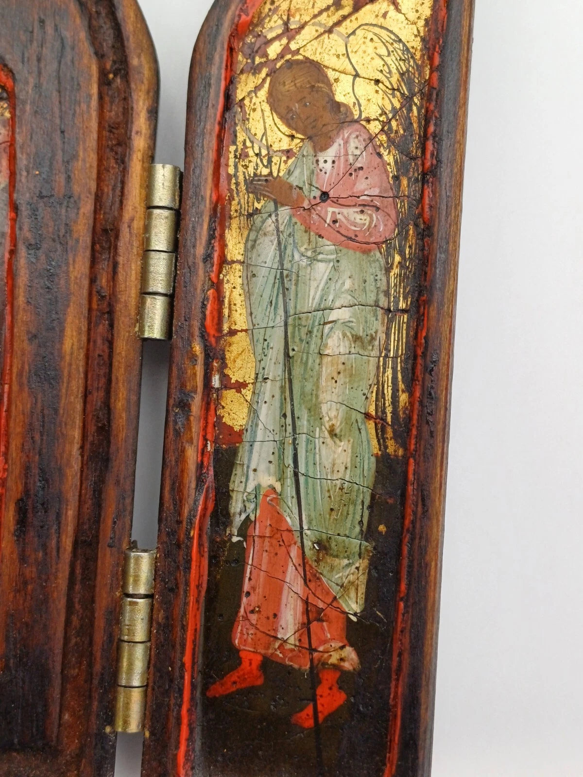 Icona religiosa in legno con dipinti ad olio su tre facciate