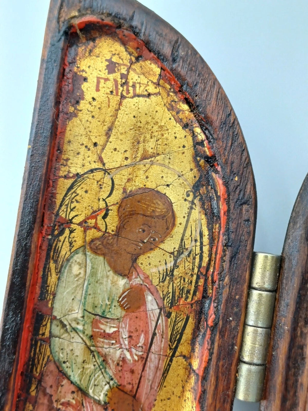 Icona religiosa in legno con dipinti ad olio su tre facciate
