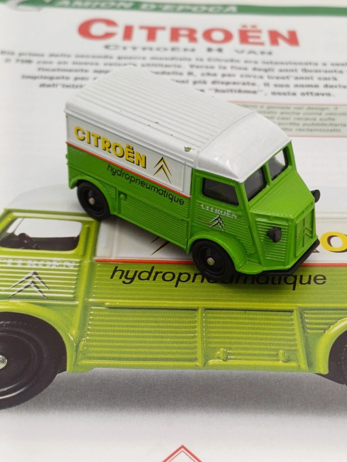 Corgi Citroën H Van – Modellino scala 1:43 con pagine illustrate