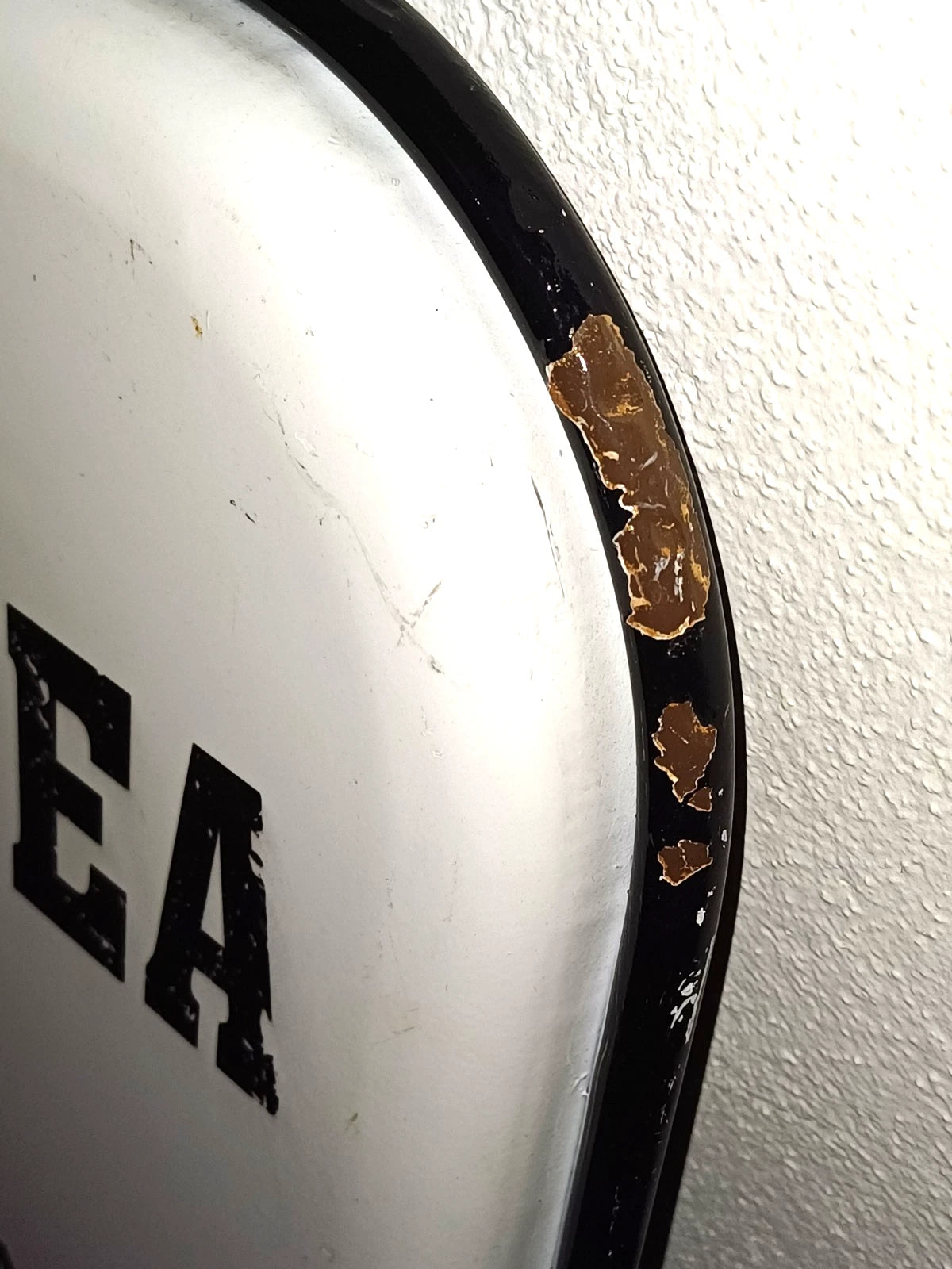 Insegna in latta smaltata – “A Cup of Tea Solves Everything”