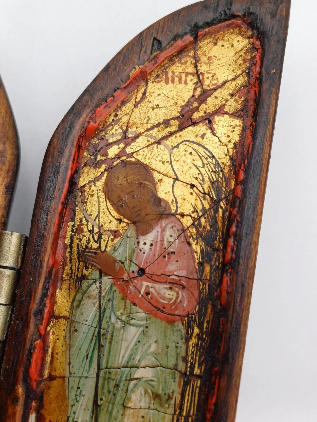 Icona religiosa in legno con dipinti ad olio su tre facciate
