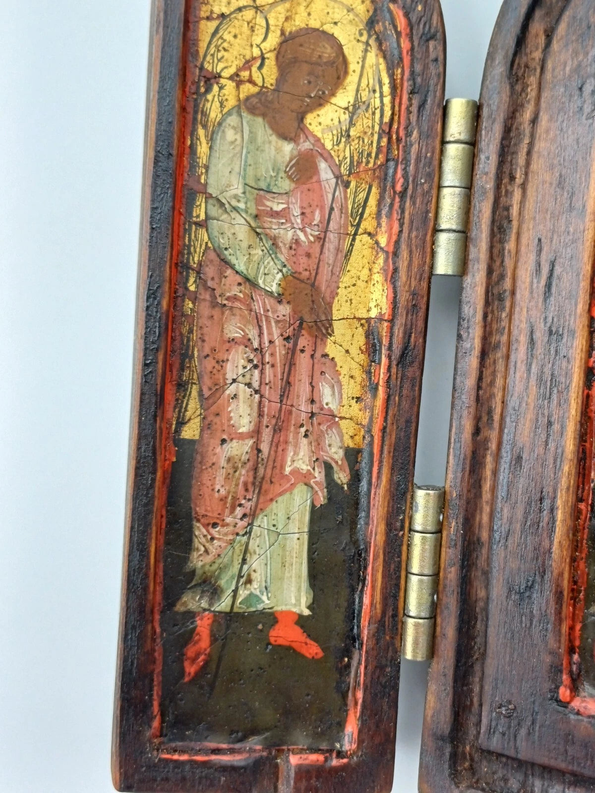 Icona religiosa in legno con dipinti ad olio su tre facciate