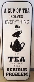 Insegna in latta smaltata – “A Cup of Tea Solves Everything”